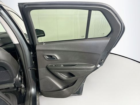 Used 2018 Chevrolet Trax LT w/ LT Convenience Package AWD/4WD image 27