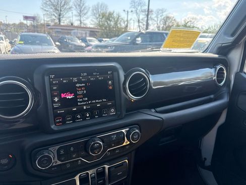 Used 2022 Jeep Wrangler Unlimited Sahara AWD/4WD image 19