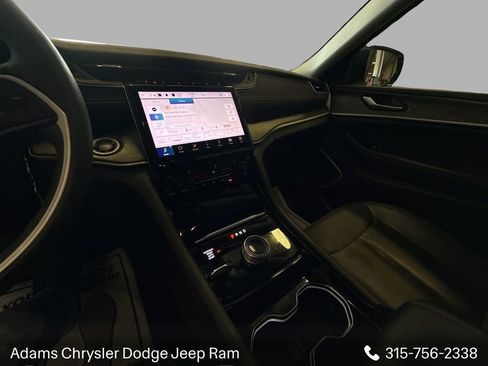 Used 2023 Jeep Grand Cherokee Limited w/ Black Appearance Package AWD/4WD image 17