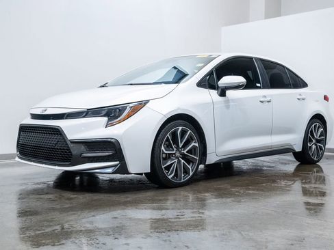 Used 2022 Toyota Corolla SE image 3