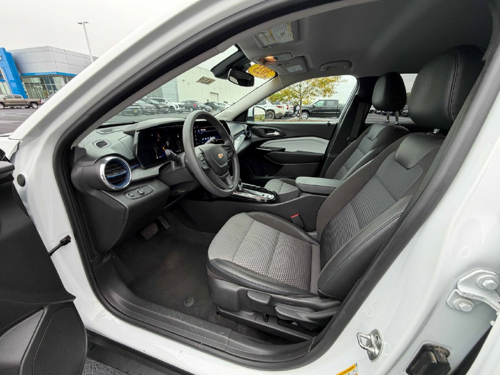 Used 2025 Chevrolet Trax LT FWD image 17