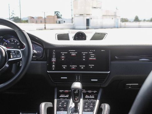 Used 2019 Porsche Cayenne S w/ Premium Package AWD/4WD image 14