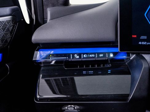 Used 2025 BMW M5 w/ Executive Package image 28