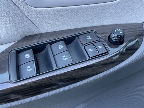 Used 2016 Toyota Sienna XLE image 11