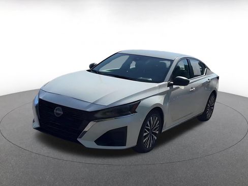 Used 2025 Nissan Altima 2.5 SV FWD image 7