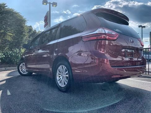 Used 2017 Toyota Sienna XLE w/ XLE Navigation Package FWD image 6