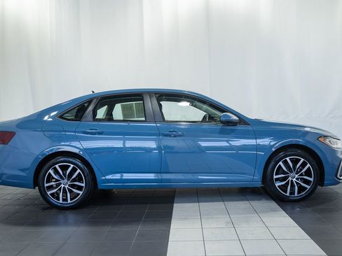 Used 2025 Volkswagen Jetta SE FWD image 3