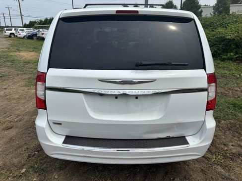 Used 2016 Chrysler Town & Country Touring FWD image 6