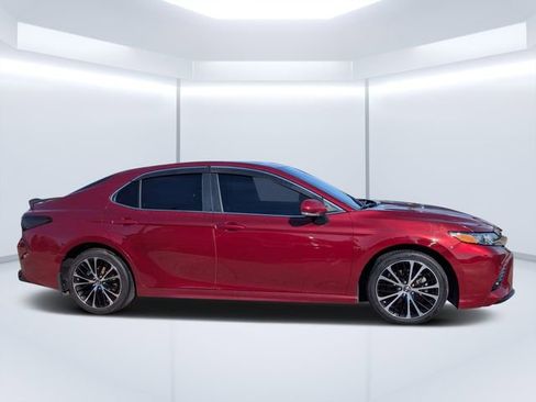 Used 2018 Toyota Camry SE FWD image 2