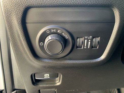 Used 2023 Jeep Grand Cherokee Altitude image 24