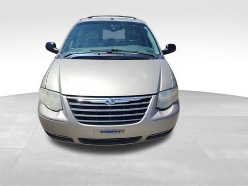 Used 2006 Chrysler Town & Country Touring FWD image 8