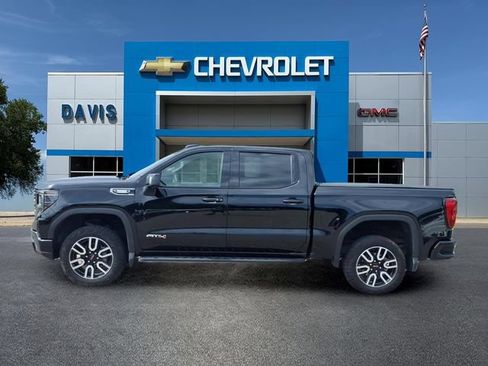 Used 2025 GMC Sierra 1500 AT4 w/ AT4 Premium Package AWD/4WD image 6