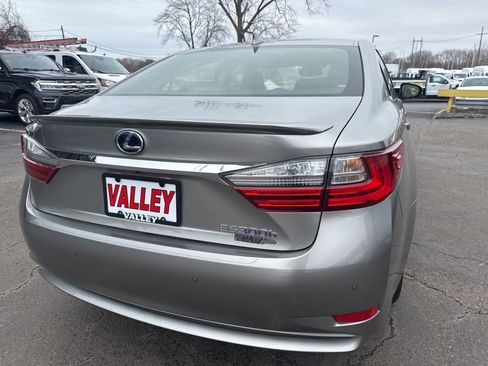 Used 2016 Lexus ES 300h w/ Luxury Package w/Wood Trim image 55