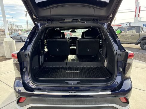 Used 2023 Toyota Highlander XSE image 6