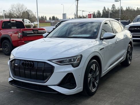 Used 2022 Audi e-tron Premium w/ Convenience Plus Package image 4