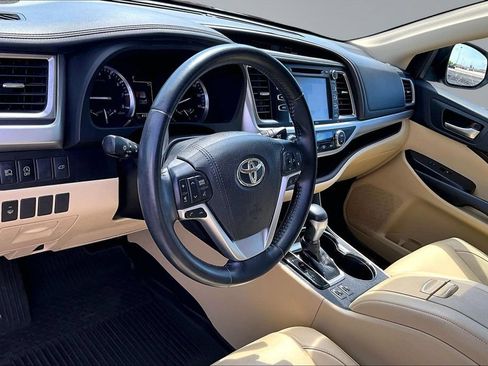 Used 2018 Toyota Highlander XLE AWD/4WD image 14