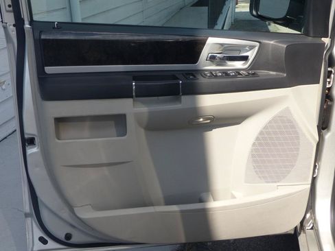 Used 2010 Dodge Grand Caravan SXT FWD image 16