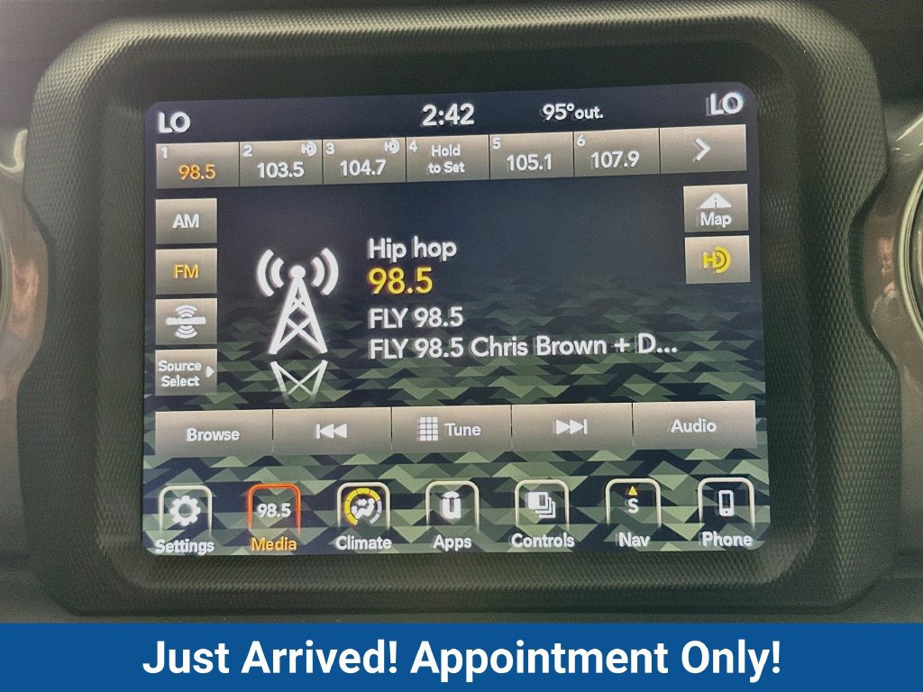 Used 2018 Jeep Wrangler Unlimited Sahara AWD/4WD image 18