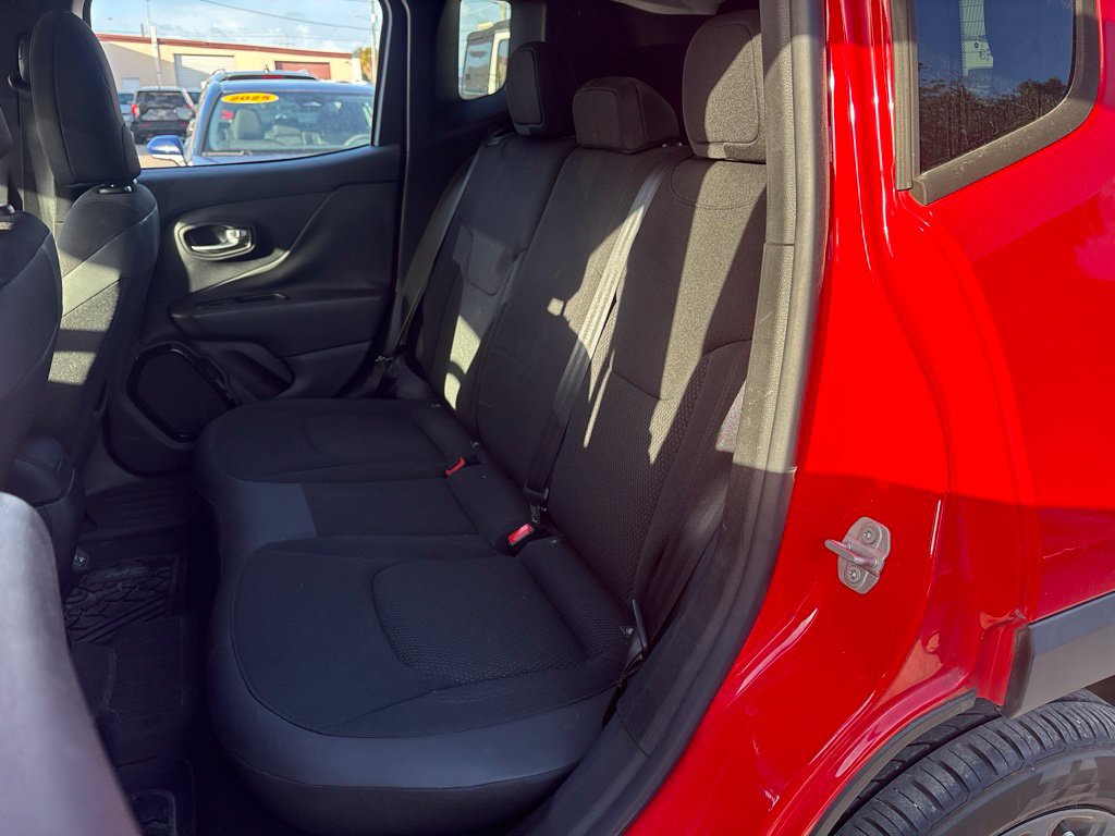 Used 2018 Jeep Renegade Altitude w/ UConnect 8.4 Nav Group AWD/4WD image 12