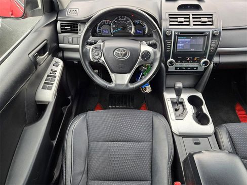 Used 2014 Toyota Camry L image 8