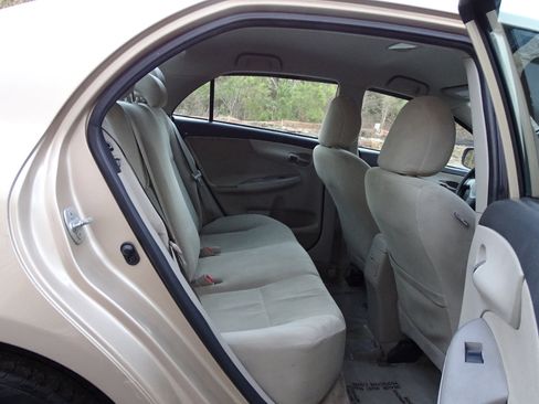 Used 2013 Toyota Corolla LE image 9