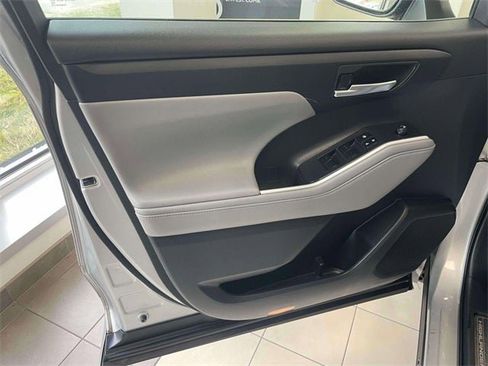 Certified 2022 Toyota Highlander XLE image 17