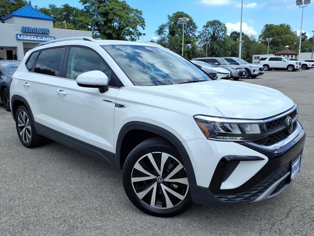 Used 2022 Volkswagen Taos SE w/ Panoramic Sunroof Package FWD image 2