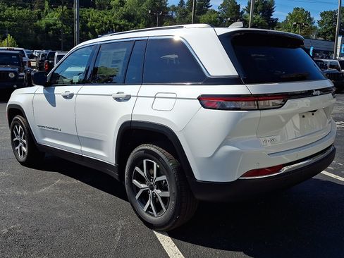 New 2027 Jeep Grand Cherokee Laredo X AWD/4WD image 4