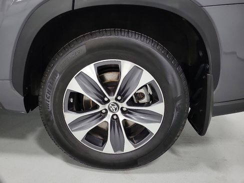 Used 2023 Toyota Highlander XLE FWD image 20
