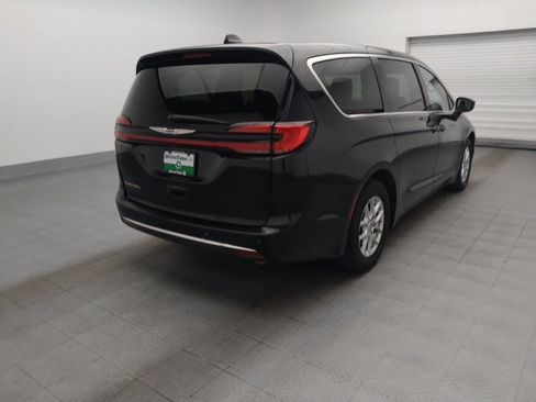 Used 2023 Chrysler Pacifica Touring FWD image 9