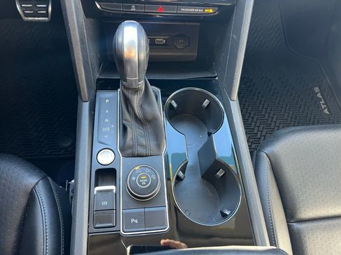 Used 2018 Volkswagen Atlas SEL w/ R-Line Package image 32