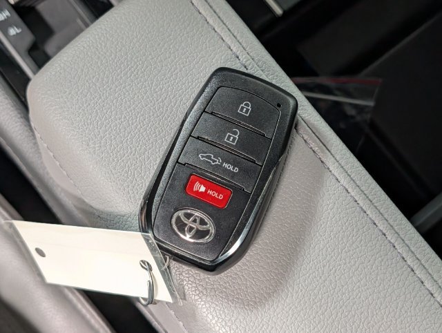 Used 2024 Toyota Tundra Limited AWD/4WD image 28