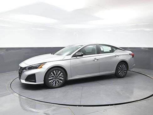 Used 2024 Nissan Altima 2.5 SV FWD image 9