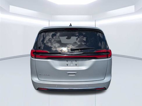 Used 2023 Chrysler Pacifica Touring-L FWD image 6
