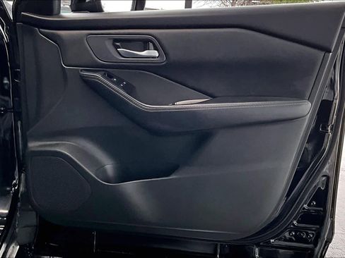 Used 2024 Nissan Rogue SV image 23