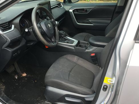 Used 2019 Toyota RAV4 LE w/ Carpet Mat Package AWD/4WD image 4