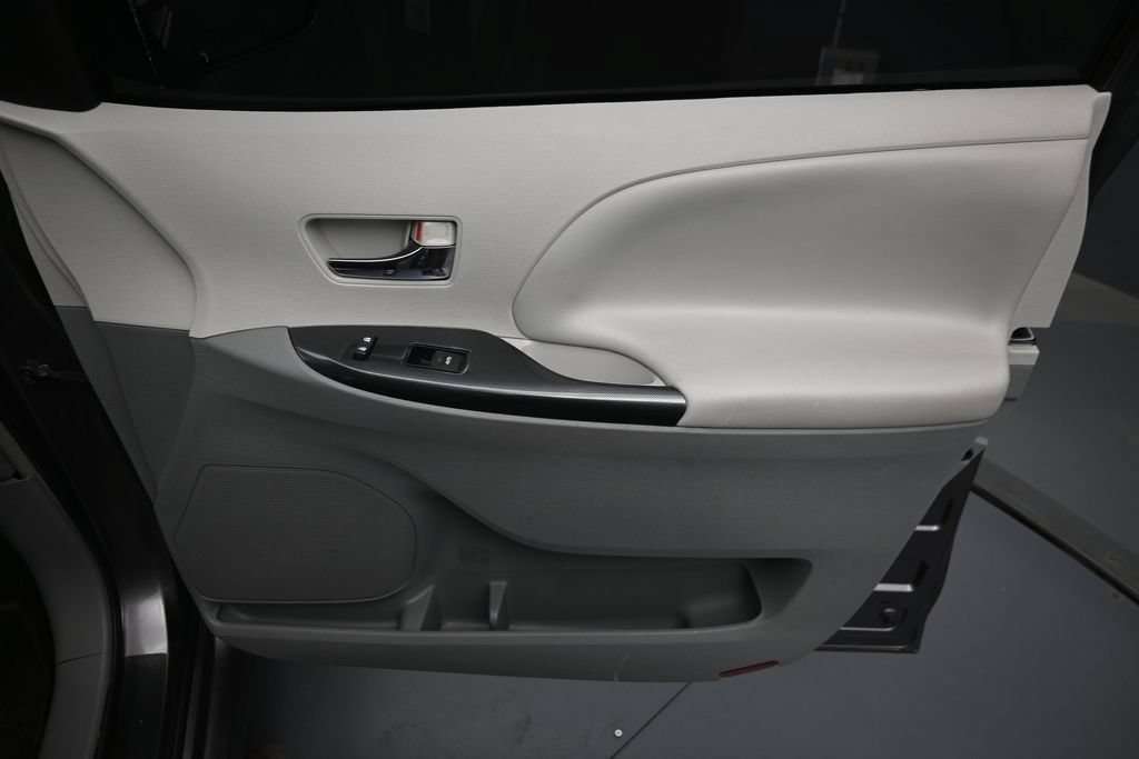 Used 2014 Toyota Sienna SE FWD image 31