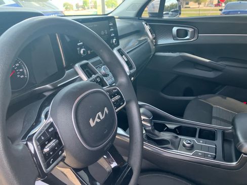 Used 2023 Kia Sorento LX FWD image 8