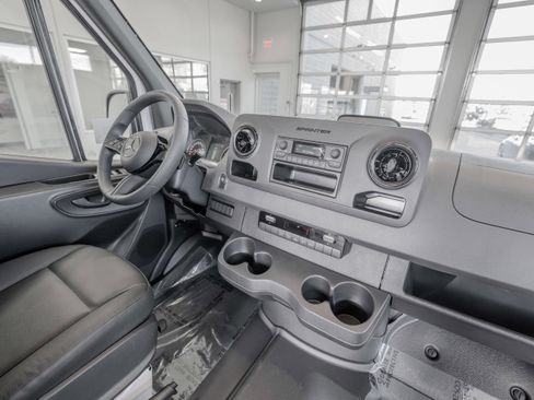 Used 2025 Mercedes-Benz Sprinter 2500 image 18