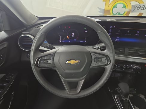 Certified 2025 Chevrolet Trax LT FWD image 14