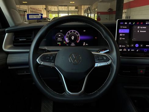 Used 2026 Volkswagen Tiguan SE FWD image 35
