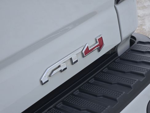 Used 2024 GMC Sierra 2500 AT4 image 13