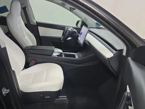 Used 2021 Tesla Model Y Long Range image 4