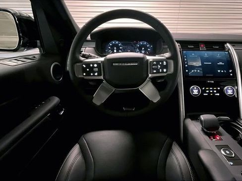 Certified 2025 Land Rover Discovery Dynamic SE image 4