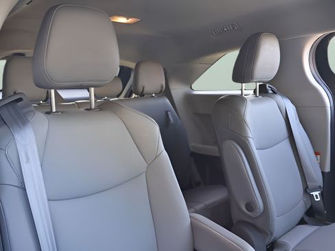 Used 2021 Toyota Sienna XLE AWD/4WD image 16