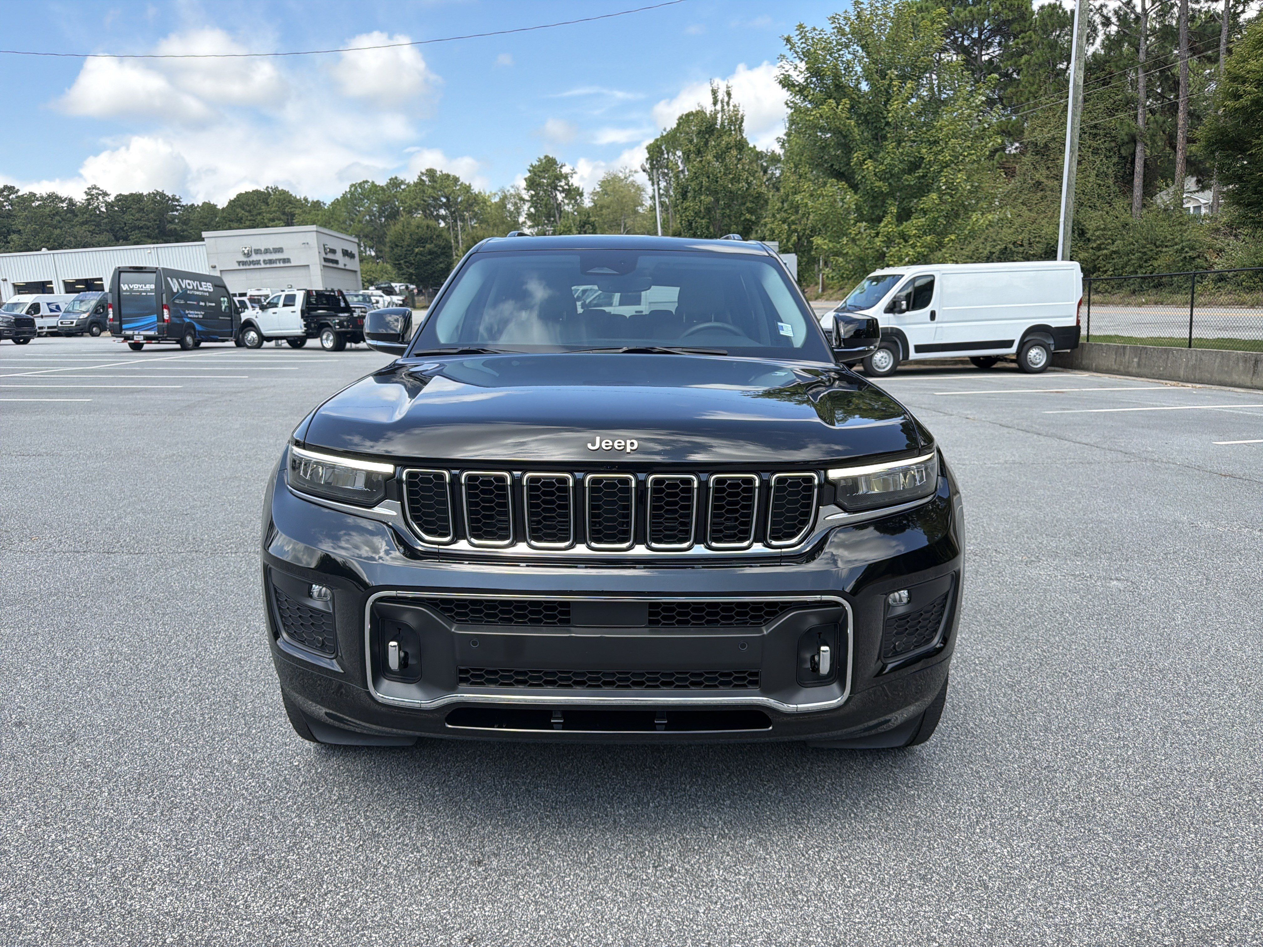 Used 2023 Jeep Grand Cherokee L Overland RWD image 2