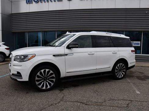 Used 2022 Lincoln Navigator Reserve image 2