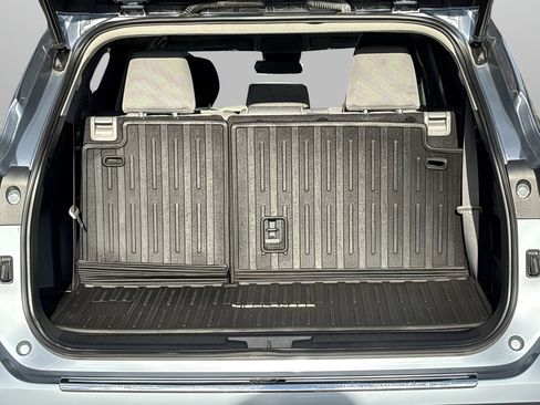 Used 2023 Toyota Highlander LE image 29