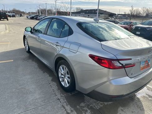 Used 2025 Toyota Camry LE image 5