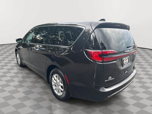 Used 2023 Chrysler Pacifica Touring-L FWD image 7